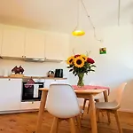 New Alps View Design Flat - Free Parking, Quiet, Hospital & Center Apartamento