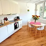 New Alps View Design Flat - Free Parking, Quiet, Hospital & Center Apartamento *