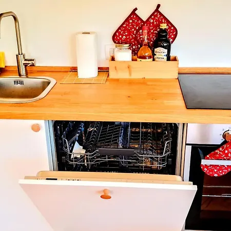New Alps View Design Flat - Free Parking, Quiet, Hospital & Center Apartment *